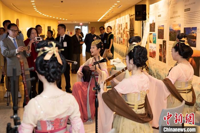 當(dāng)?shù)貢r間5月19日，中國常駐聯(lián)合國代表團、中國文化和旅游部、泉州市人民政府在紐約聯(lián)合國總部聯(lián)合舉辦“茶和天下·雅集”主題展覽和招待會。圖為展覽現(xiàn)場泉州南音表演。 <a target='_blank' href='/' _fcksavedurl='/'><p  align=