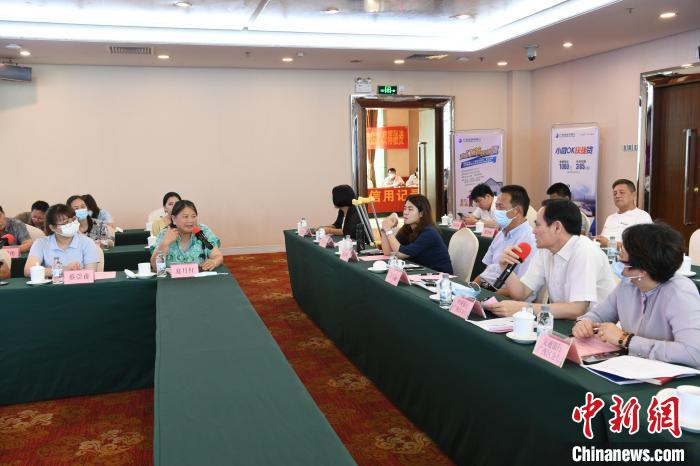 圖為中國(guó)銀行廣西分行代表在回應(yīng)桂林歸義生態(tài)農(nóng)業(yè)有限公司總經(jīng)理夏月紅的貸款需求。　蔣雪林 攝