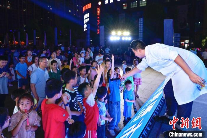 2023年鷹潭市“好奇心”科普節(jié)吸引了不少孩子踴躍參與?！≈鬓k方 供圖