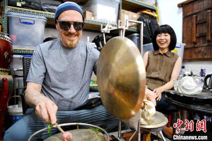 代表團(tuán)成員在漳州木偶表演館開展文化藝術(shù)交流活動(dòng)?！埥鸫?攝