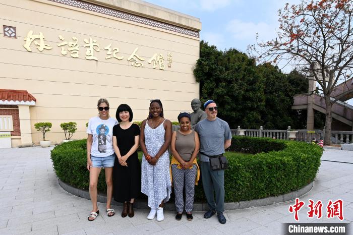 代表團(tuán)成員參訪林語(yǔ)堂紀(jì)念館?！埥鸫?攝