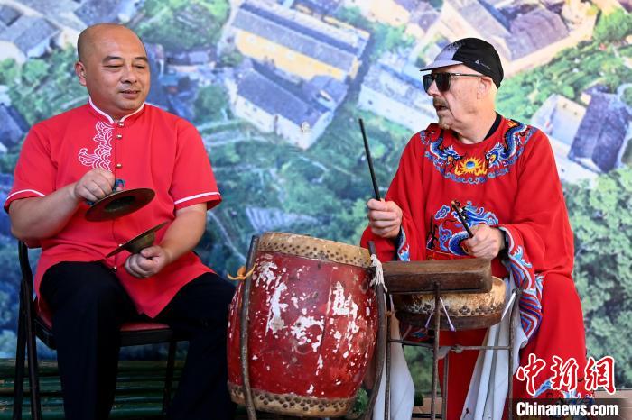 代表團(tuán)成員在漳州市南靖縣與當(dāng)?shù)孛耖g樂隊(duì)臨時(shí)組隊(duì)?！埥鸫?攝