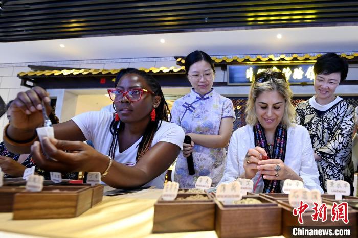 代表團(tuán)成員在片仔癀博物館內(nèi)制作中藥配方香囊?！埥鸫?攝