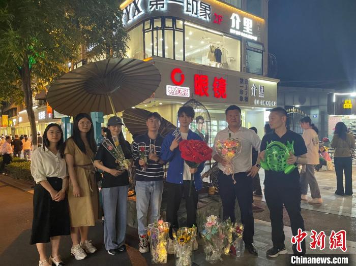 在東陽(yáng)橫店，宣講團(tuán)導(dǎo)師、成員與橫店演員(右三)合影?！?東陽(yáng)市融媒體中心 供圖