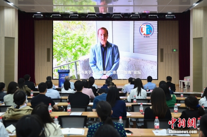 5月30日，<a target='_blank' href='/'>中新社</a>第二屆“東西問智庫”主題論壇在北京舉行，多位中外專家圍繞“AI革命與文明進(jìn)化”展開討論。圖為美國加州理工學(xué)院電氣工程和計(jì)算機(jī)科學(xué)教授、人工智能專家亞瑟·阿布-穆斯塔法通過視頻在論壇上作主旨演講。<a target='_blank' href='/'>中新社</a>記者 田雨昊 攝