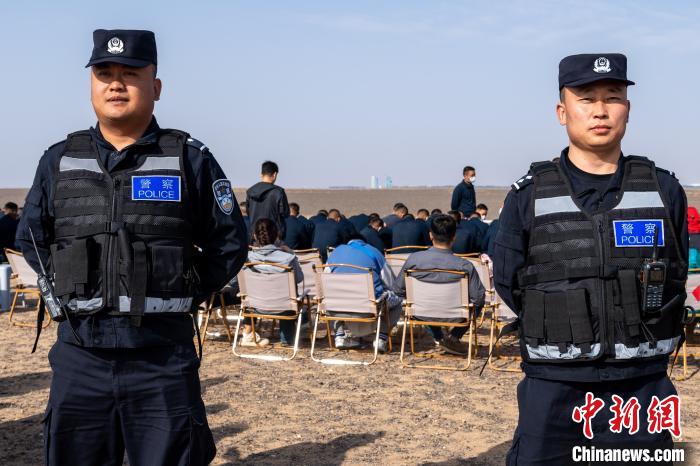 圖為承擔(dān)神舟十六號載人飛船安保任務(wù)的移民管理警察?！∨ｖ?攝