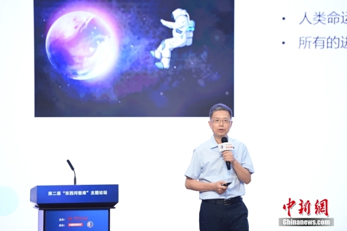 5月30日，<a target='_blank' href='/'>中新社</a>第二屆“東西問智庫”主題論壇在北京舉行，多位中外專家圍繞“AI革命與文明進化”展開討論。圖為北京大學新聞與傳播學院教授胡泳在論壇上作主旨演講。<a target='_blank' href='/'>中新社</a>記者 田雨昊 攝