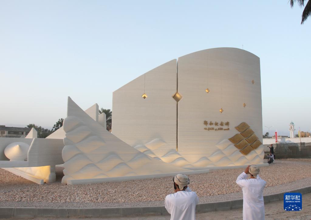 這是5月30日在阿曼第二大城市塞拉萊拍攝的鄭和碑。新華社記者 汪強(qiáng) 攝