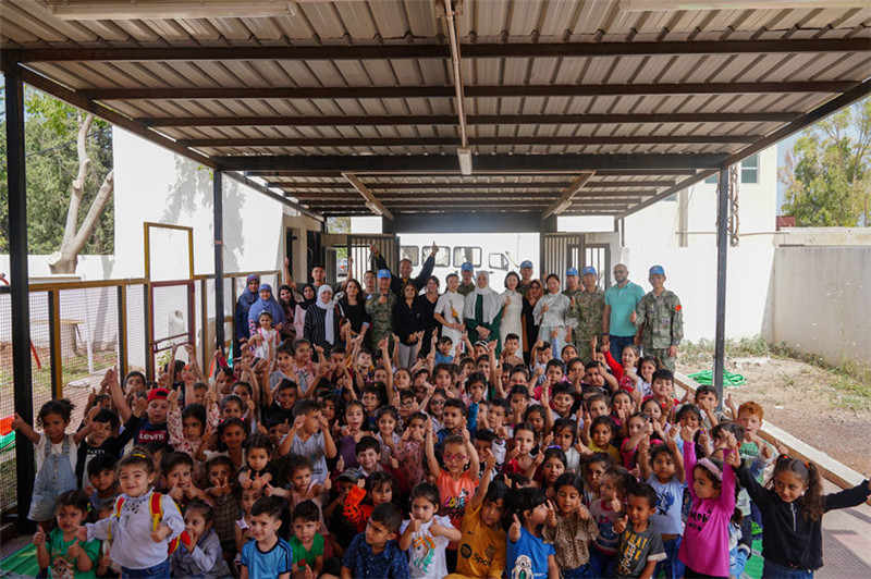 當(dāng)?shù)貢r(shí)間5月30日，黎巴嫩南部庫雷拉公立小學(xué)，“六一”國際兒童節(jié)前夕，中國第21批赴黎維和多功能工兵分隊(duì)官兵看望慰問學(xué)校師生，并開展文化交流活動(dòng)，圖為我維和官兵同師生合影。李竹林?jǐn)z