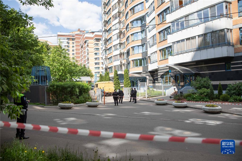 5月30日，警察在俄羅斯首都莫斯科的樓房遭襲現(xiàn)場警戒。新華社記者白雪騏攝