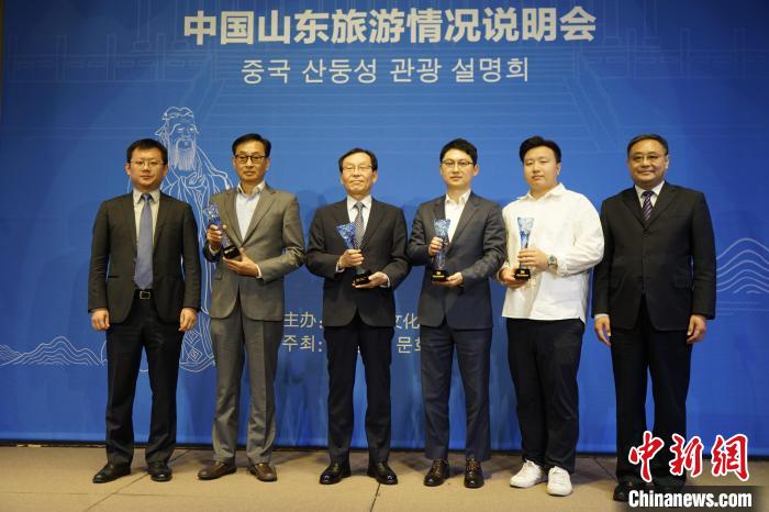 為“好客山東”旅游大使授牌?！⑿?攝