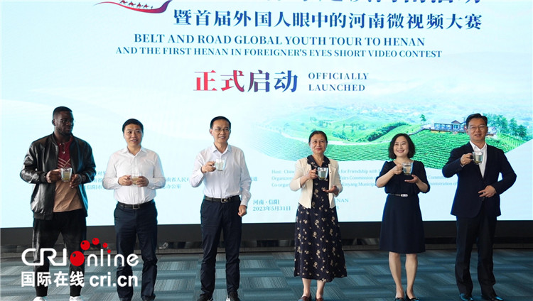 與會嘉賓共同舉杯啟動活動。賈親親 攝