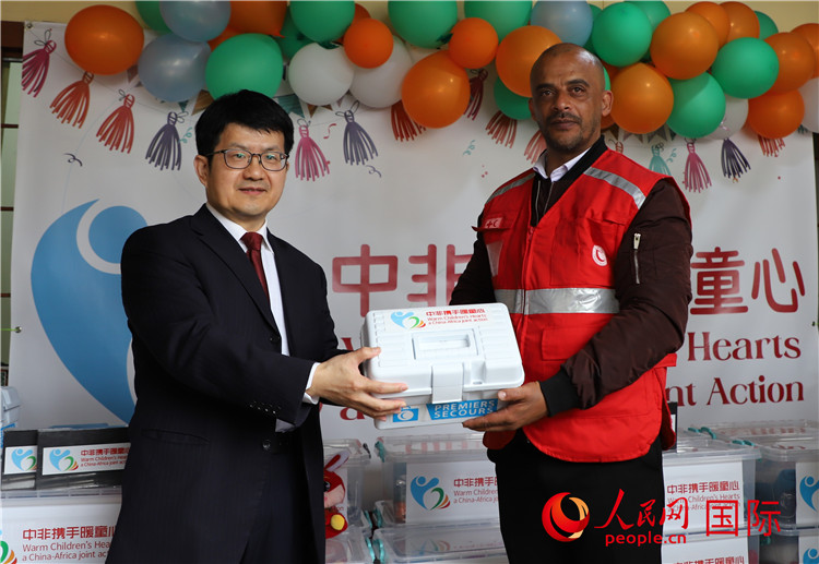 李健大使向孤兒院負(fù)責(zé)人移交捐贈(zèng)物資。人民網(wǎng)記者 王傳寶攝