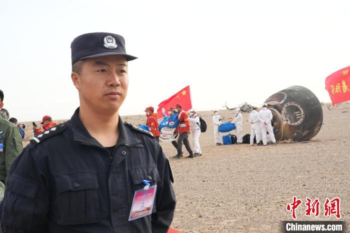 圖為阿拉善邊境管理支隊民警在著陸場開展安保工作?！埥?攝