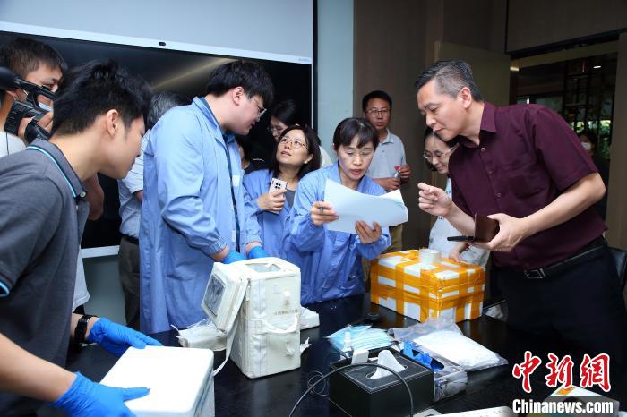 科研人員清點(diǎn)、查看隨神舟十五號(hào)返回地面的空間科學(xué)實(shí)驗(yàn)樣品?！≈锌圃嚎臻g應(yīng)用中心 供圖