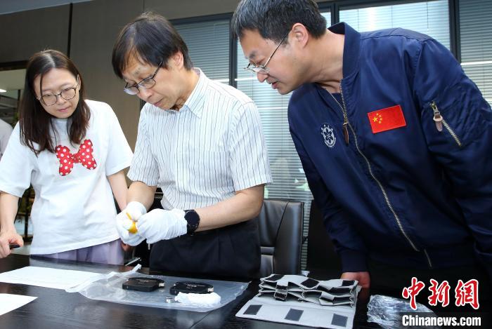 科研人員查看隨神舟十五號(hào)返回地面的空間科學(xué)實(shí)驗(yàn)樣品?！≈锌圃嚎臻g應(yīng)用中心 供圖