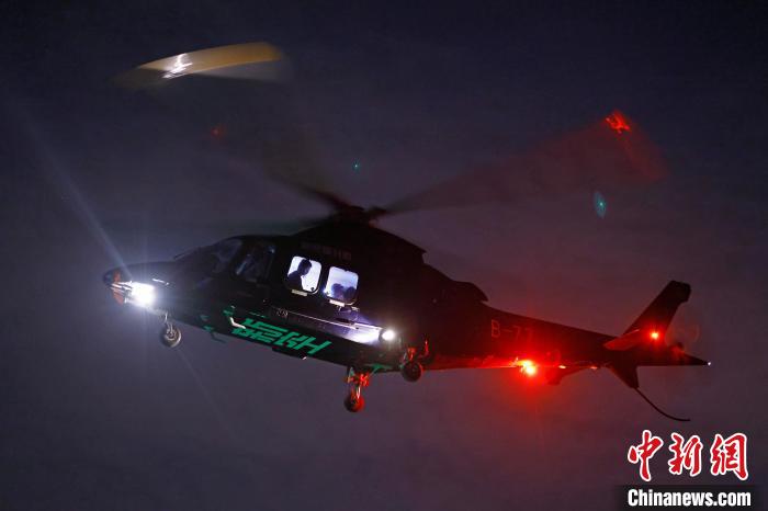 6月3日晚，游客乘坐上海新空直升機(jī)有限公司直升機(jī)開啟鳥瞰黃浦江空中圓夢之旅。　殷立勤 攝