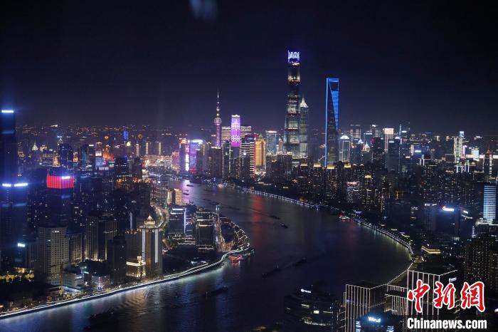 6月3日晚，鳥瞰上海黃浦江兩岸城市夜景。　殷立勤 攝