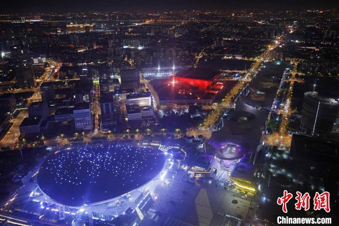 6月3日晚，鳥瞰上海黃浦江兩岸城市夜景?！∫罅⑶?攝