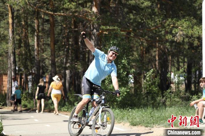 當?shù)貢r間4日，哈外交部副部長羅曼·瓦西連科在騎行活動中?！喰琶貢幑﹫D