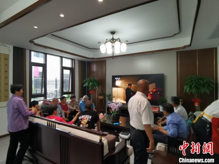 親友們集中在費俊龍家中觀看返程的視頻。　鐘升 攝