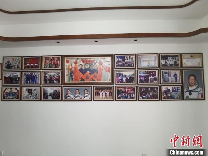 家中的照片墻上，新增了費俊龍此次飛天的照片。　鐘升 攝