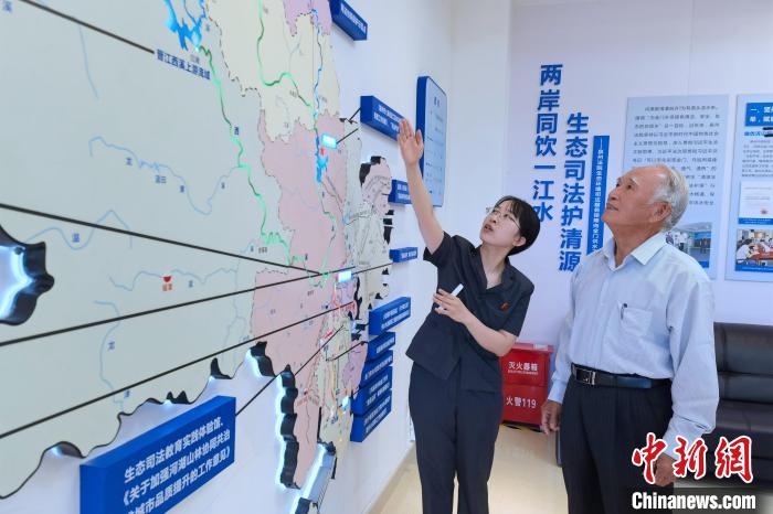 金門同胞參觀金門供水水源生態(tài)司法保護(hù)基地?！O虹 攝