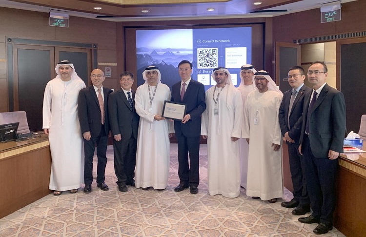 圖為阿布扎比陸上石油公司代表向中企頒發(fā)6600萬安全工時證書。中國石油工程建設(shè)有限公司供圖