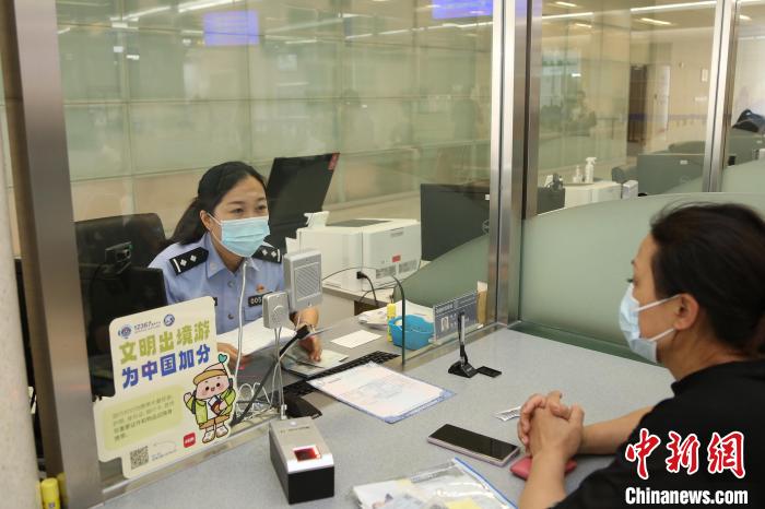 2023年1月9日至5月31日，上海市公安出入境管理部門共受理中國(guó)公民出入境證件228.5萬(wàn)證次?！∩虾Ｊ泄簿止﹫D