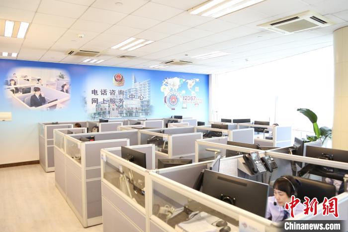 警方表示，自2023年1月9日至5月31日，上海出入境12367服務(wù)平臺(tái)還累計(jì)接處來(lái)電超15萬(wàn)通?！∩虾Ｊ泄簿止﹫D