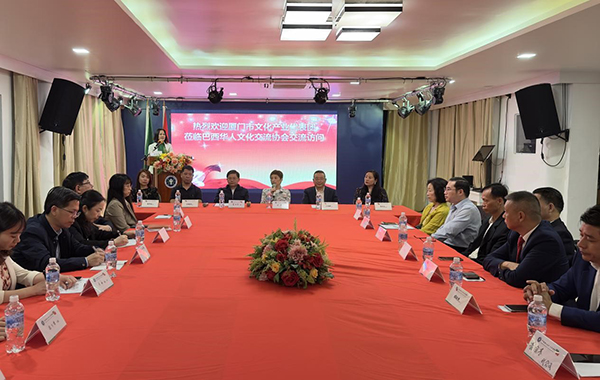 當(dāng)?shù)貢r(shí)間6月11日，由廈門(mén)市委常委、宣傳部部長(zhǎng)吳子?xùn)|率領(lǐng)的廈門(mén)市文化產(chǎn)業(yè)代表團(tuán)來(lái)到巴西華人文化交流協(xié)會(huì)會(huì)館交流訪問(wèn)，與里約熱內(nèi)盧僑界舉行座談。謝照攝