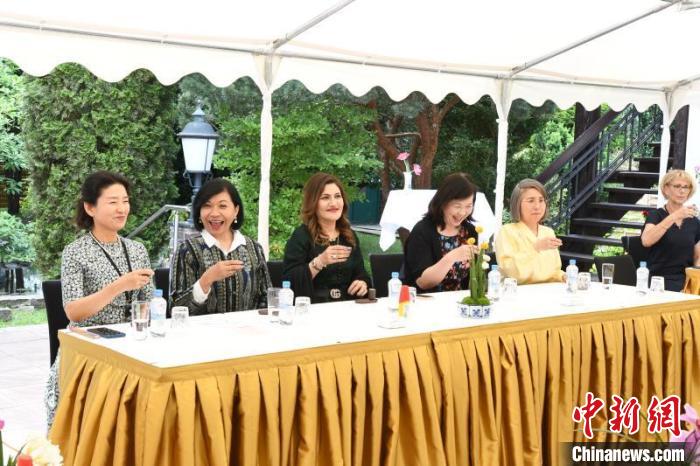 圖為嘉賓品味烏龍茶?！“亓种袊幕行墓﹫D。