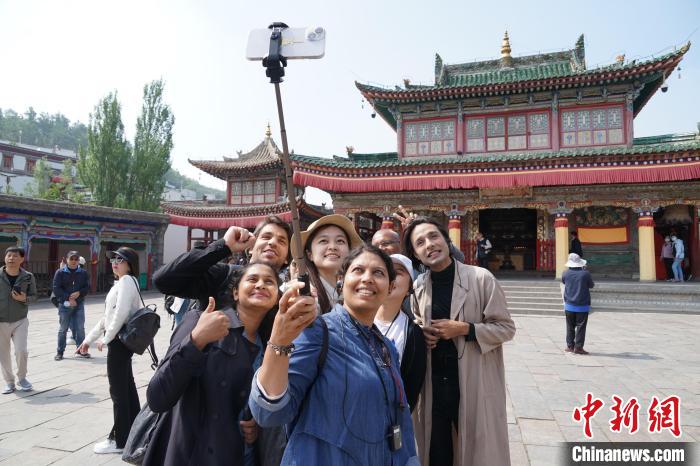 圖為外國記者在塔爾寺合影?！●R銘言 攝