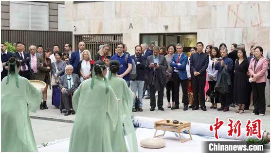 嘉賓觀看茶舞表演。　信陽(yáng)市委宣傳部供圖