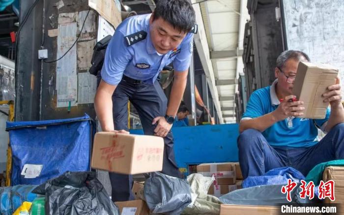 肥東縣公安局針對劇毒化學品和易制爆危險化學品生產(chǎn)企業(yè)開展安全檢查工作。　合肥警方供圖