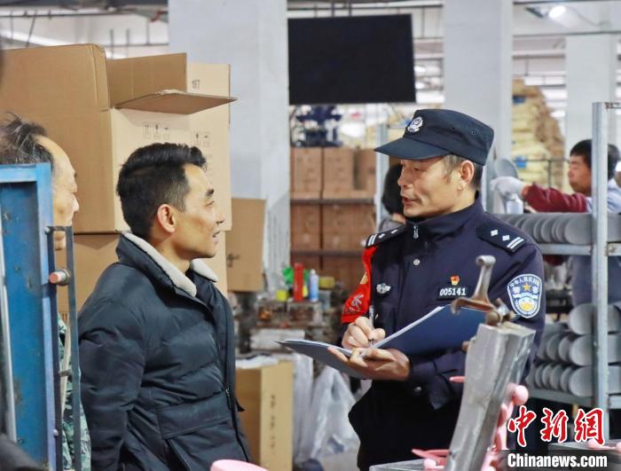 3月30日，大興派出所民警來到轄區(qū)中小企業(yè)，開展“為民為企為項目”走訪活動?！『戏示焦﹫D