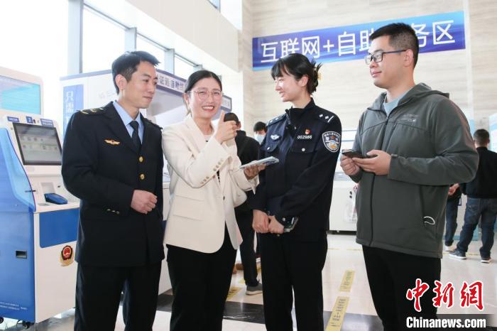 4月10日，安徽合肥，一家運輸企業(yè)負責人在工作人員的指導下，使用小程序辦理車管業(yè)務。　合肥警方供圖