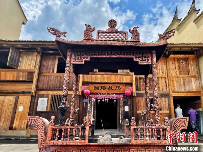 臺灣上趣開新團隊入駐古田縣平湖鎮(zhèn)端上村，以“圓瑛法師故里”為主題打造愛國禪意村?！吻汕?攝