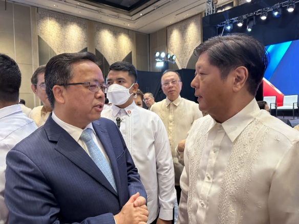 黃溪連大使與菲律賓總統(tǒng)馬科斯在會(huì)場上交談。中國駐菲律賓大使館供圖