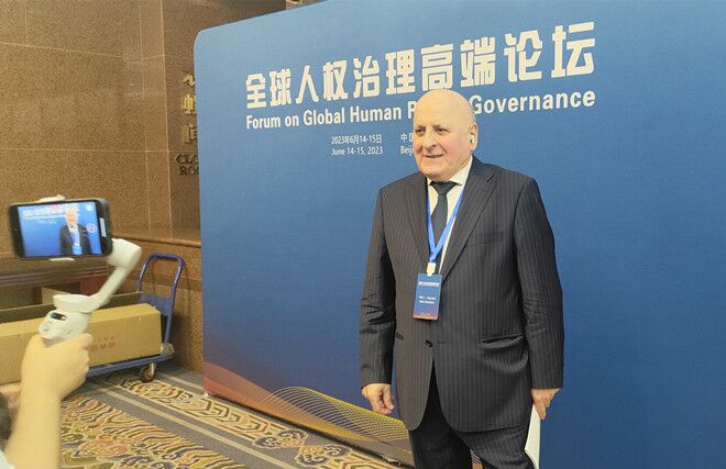 聯(lián)合國經(jīng)濟(jì)、社會(huì)及文化權(quán)利委員會(huì)副主席兼報(bào)告員、莫斯科國際關(guān)系學(xué)院國際法系主任阿斯蘭·阿巴希澤接受人民網(wǎng)記者采訪。圖片來源：視頻截圖