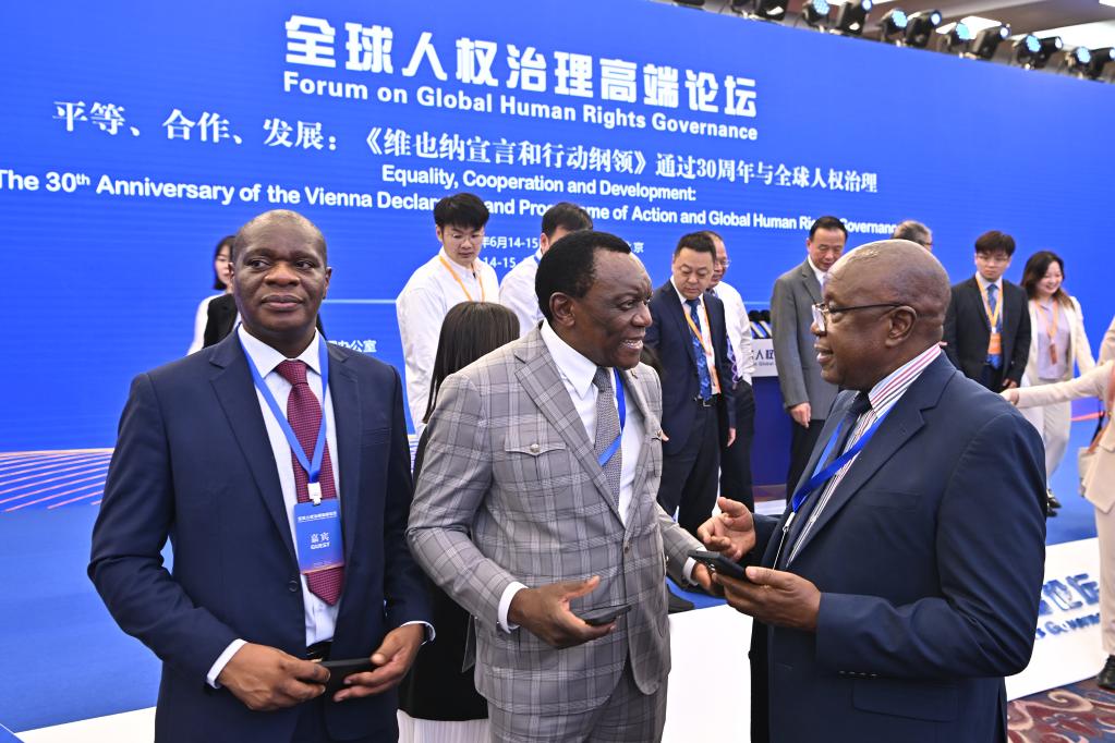 6月14日，與會(huì)者在論壇現(xiàn)場交流。新華社記者 李鑫 攝