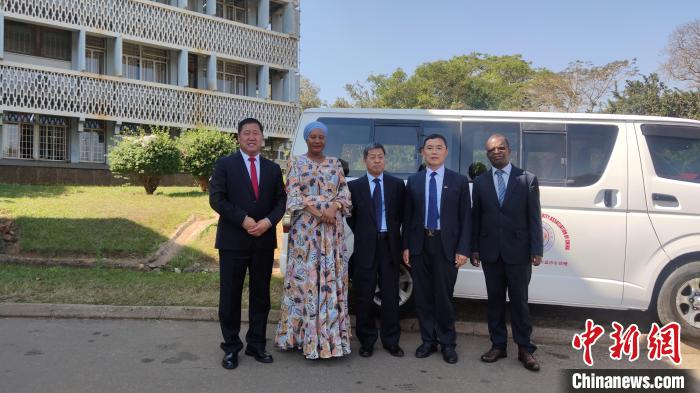 捐贈儀式現(xiàn)場?！∈茉L者供圖