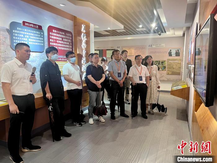 與會人員在后陳村走訪?！《做?攝