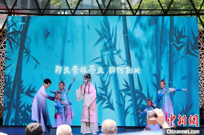 開幕式上舞臺(tái)展演之一《水舞昆韻》。