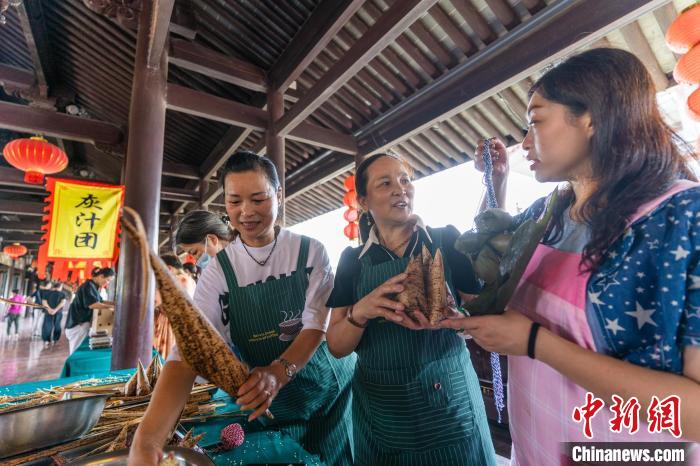 包粽子現(xiàn)場?！⌒弥?攝