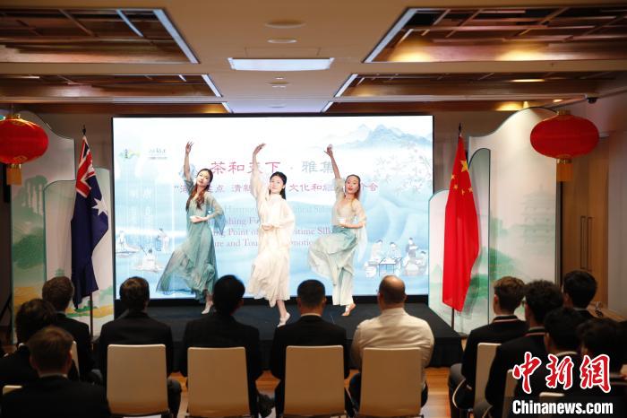 澳大利亞悉尼中學(xué)生參加“茶和天下”雅集文化體驗活動。圖為悉尼夕月組合的茶舞表演《福茶香飄》。　顧時宏 攝
