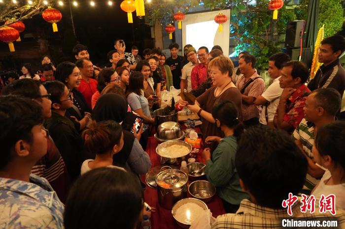 現(xiàn)場包粽子教學。陶暹光攝