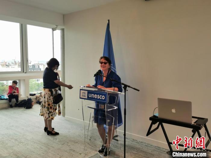 聯(lián)合國教科文組織協(xié)會委員會主席瑪麗塔·邦澤弗(Marietta Bantchev)致辭。　靖樹 攝