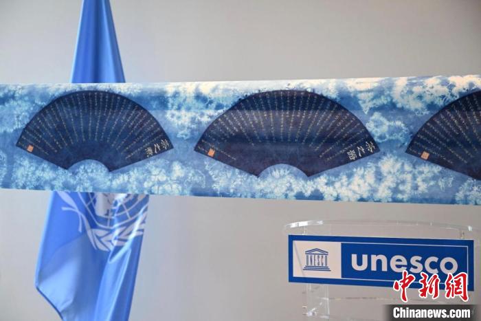 用板藍根蠟染制作的陸羽《茶經(jīng)》也在此次國際茶日活動上展出?！●R海雯 攝