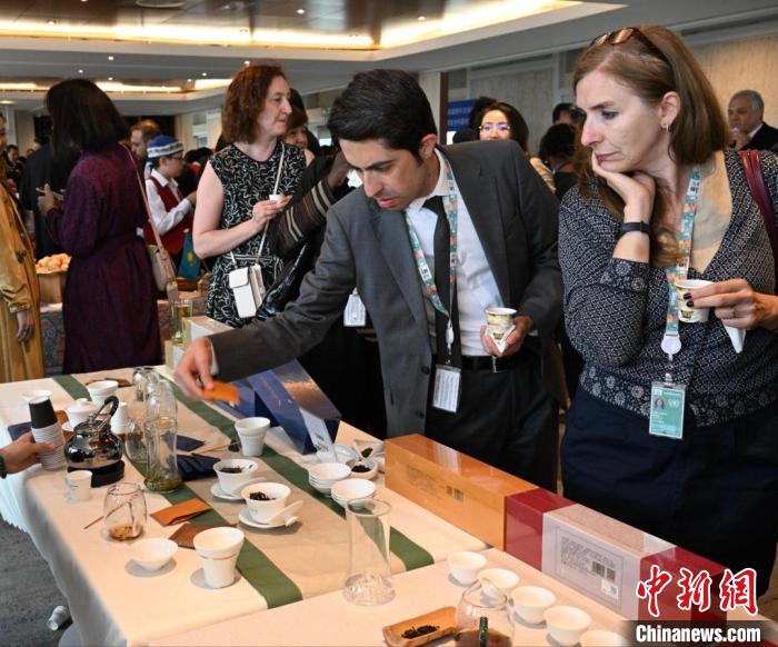 現(xiàn)場觀眾觀看中國展臺茶藝表演、了解茶文化?！【笜?攝